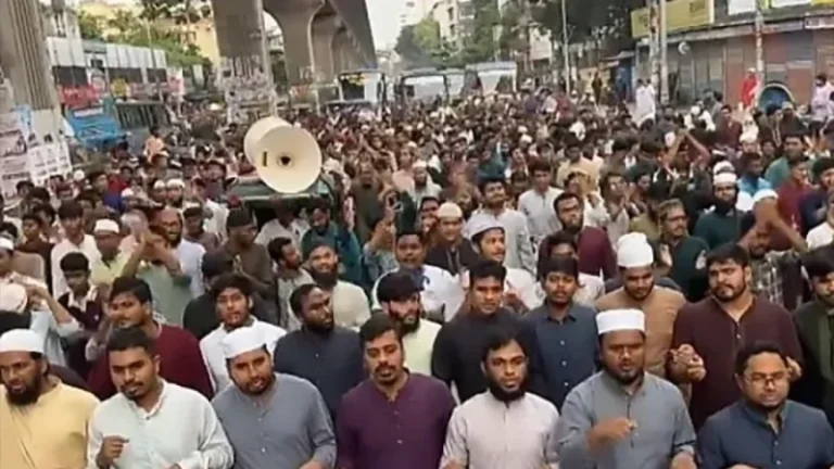 রামিসা হত্যার বিচার দাবিতে মিরপুর-১০ গোলচত্বর অবরোধ, যান চলাচল বন্ধ