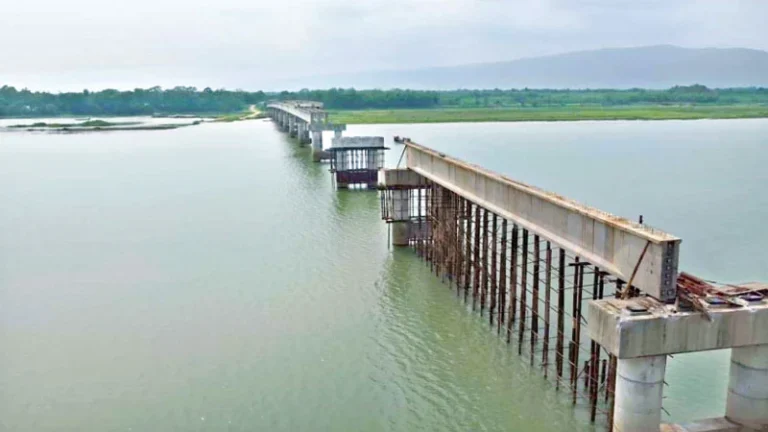সুনামগঞ্জ একে একে ভেঙে পড়ল সেতুর সাত গার্ডার যাদুকাটা নদীতে সেতু নির্মাণের নামে লুটপাটের অভিযোগ