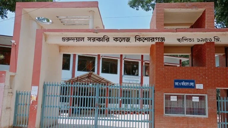হিজাব পরায় পরীক্ষার্থীর খাতা আটকে রাখার অভিযোগ, শিক্ষককে উকিল নোটিশ