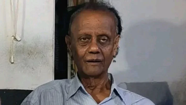 ৮০ তেও চলছে জ্যাকবের সংগীত সাধনা, শেখাচ্ছেন গিটার