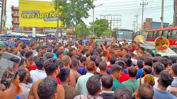 অবৈধ স্থাপনা উচ্ছেদের প্রতিবাদে মহাসড়ক অবরোধ