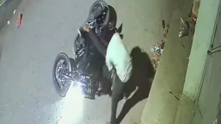 চলন্ত বাইকে ইটের আঘাত বাঁচানো গেল না রাফিকে