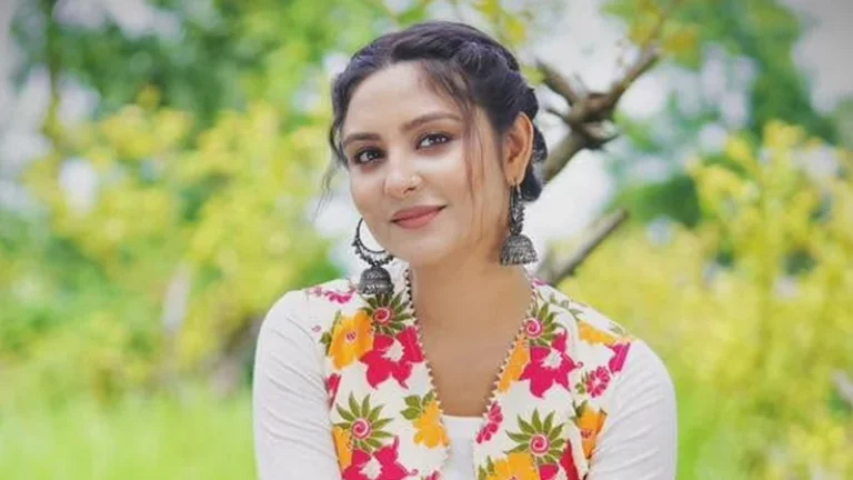 বাগদান নাকি প্রেম, নিজের অবস্থান জানালেন অভিনেত্রী নীহা