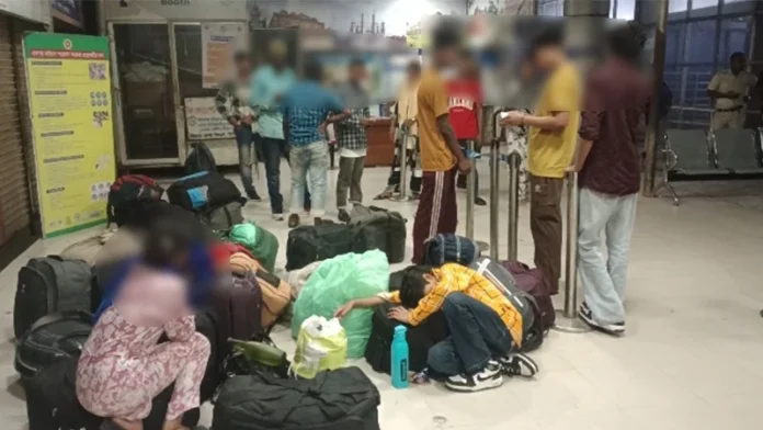 ভারতে পাচার হওয়া ১৪ বাংলাদেশিকে বেনাপোল দিয়ে ফেরত