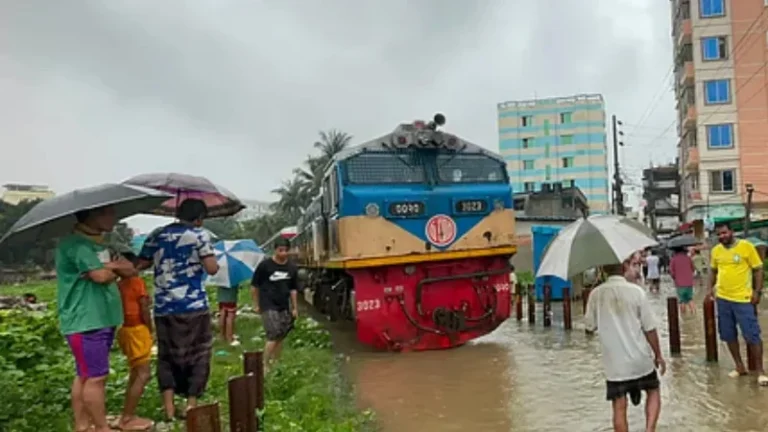 চট্টগ্রাম-কক্সবাজার রুটে ট্রেন চলাচল বন্ধ আটকে পড়া যাত্রীদের টিকিটের টাকা ফেরত দিচ্ছে রেলওয়ে