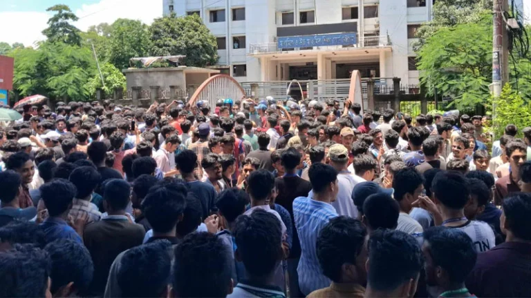 তিন দফা দাবি  চট্টগ্রামে সড়ক অবরোধ করে এইচএসসি পরীক্ষার্থীদের বিক্ষোভ