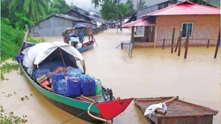 ভারী বৃষ্টি ও ঢল চট্টগ্রাম-কক্সবাজারে বন্যার অবনতি, রান্নায় সংকট