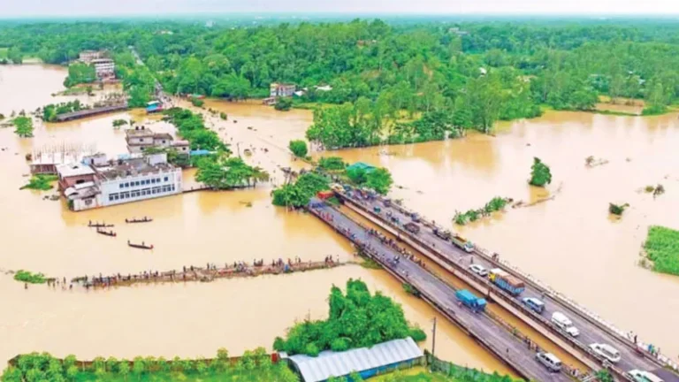 ভারী বৃষ্টি ও ঢল চট্টগ্রামসহ ৫ জেলায় দুর্যোগ, সুপেয় পানির সংকট