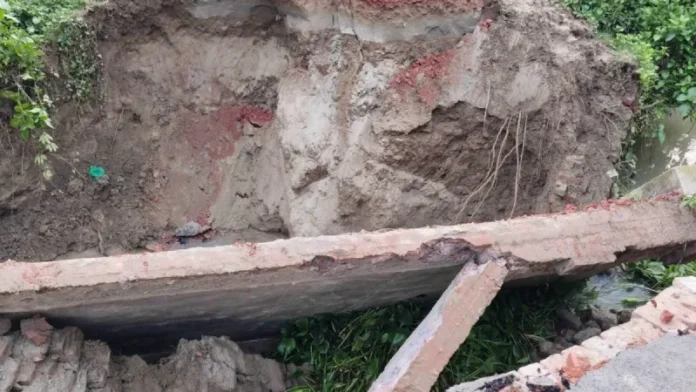 শালিখায় ভারী বৃষ্টিতে কালভার্ট ধস, ভোগান্তিতে স্থানীয়রাwebp