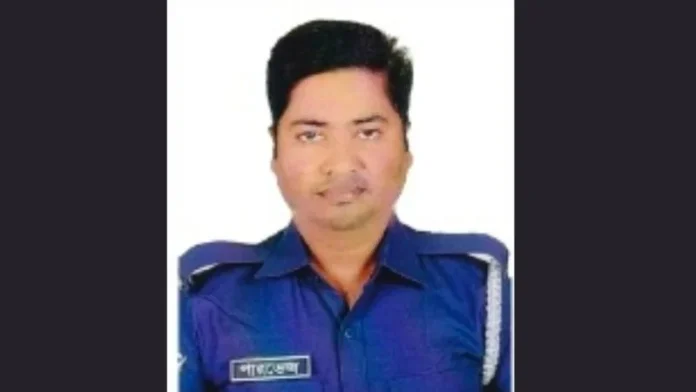 চাকায় হাওয়া দেওয়ার সময় পুলিশের গাড়ির ওপর ট্রাক উল্টে কনস্টেবল নিহতwebp