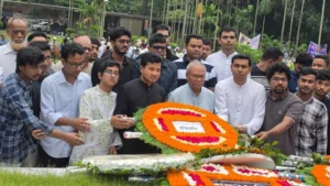 জাতীয় কবি কাজী নজরুলের সমাধিতে ঢাবি ছাত্রদলের শ্রদ্ধা