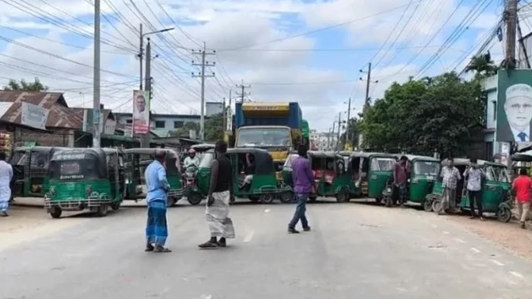 জামালপুর গ্যাসের জন্য রাতভর অপেক্ষা, অটোরিকশাচালকদের সড়ক অবরোধ