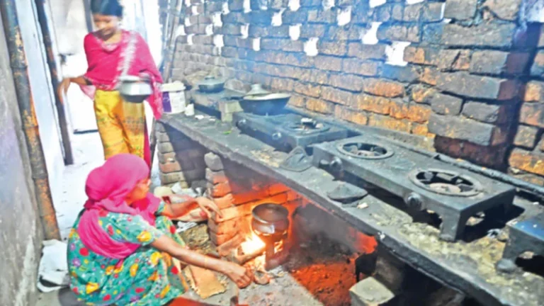 জ্বালানি গ্যাস-বিদ্যুৎ সংকটের উন্নতি নেই রাজধানীসহ দেশের বিভিন্ন এলাকায় দীর্ঘ সময় লোডশেডিং