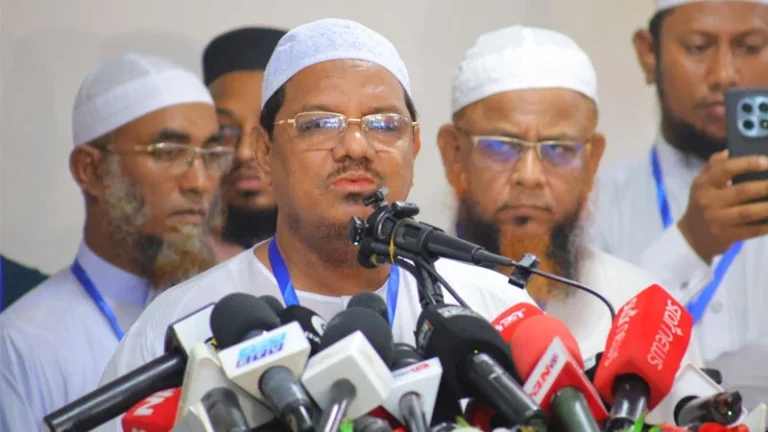 দুর্নীতি বন্ধ হলেই শিক্ষকদের মর্যাদা প্রতিষ্ঠা হবে: চরমোনাই পীর