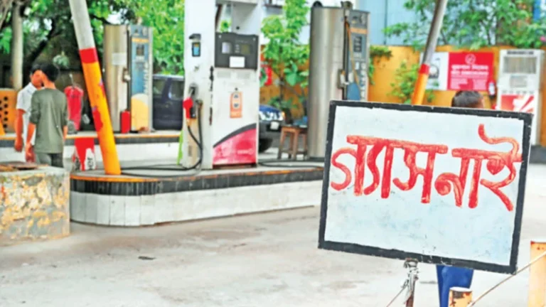 মধ্যরাতে রান্না, বাড়তি খরচে নাভিশ্বাস গ্যাস সংকটে পাল্টে গেছে অনেক গৃহিণীর রুটিন
