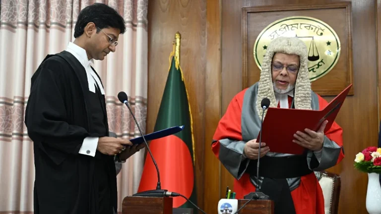 হাইকোর্টের স্থায়ী বিচারপতি হিসেবে শপথ নিলেন দেবাশীষ রায় চৌধুরী