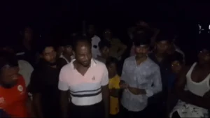 অস্ত্রের মুখে জিম্মি করে শিশুসহ তিনজনকে গাছে বেঁধে মোটরসাইকেল ছিনতাই