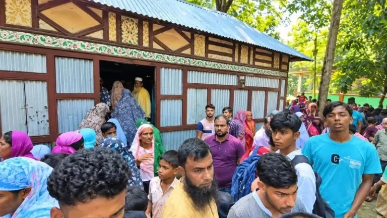 কুমিল্লায় মাকে কুপিয়ে ভাতিজিকে আছড়ে হত্যা, সারাদেশে ৭ মরদেহ উদ্ধার