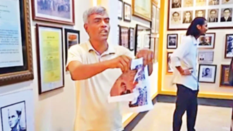 জিন্নাহর স্থলে গোলাম আযমকে জুতাপেটা করার ছবি ডাকসুর সংগ্রহশালা