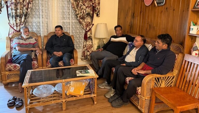 অসুস্থ মুক্তিযোদ্ধা সাংবাদিক হারুন চৌধুরীকে দেখতে গেলেন বাংলাদেশি কমিউনিটি নেতৃবৃন্দ