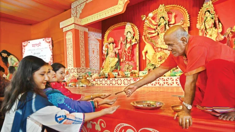মণ্ডপে ভক্ত-পূজারি, দর্শনার্থীর ভিড়, মহাষ্টমী ও কুমারী পূজা আজ