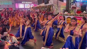 রোদে দেবীবরণ, বৃষ্টিতে বিদায়: টাইমস স্কোয়ারে হৃদয়ের মহামিলন