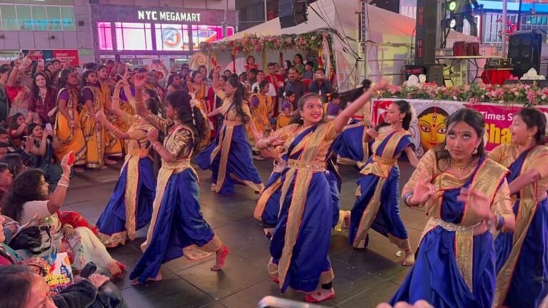রোদে দেবীবরণ, বৃষ্টিতে বিদায়: টাইমস স্কোয়ারে হৃদয়ের মহামিলন