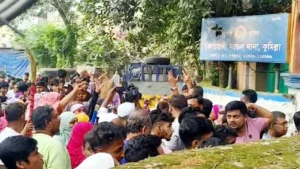 কুমিল্লায় যুবদল কর্মী হত্যার প্রতিবাদে থানার সামনে এলাকাবাসীর বিক্ষোভ