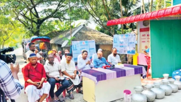এখন কল টিপলেই মিষ্টি পানি পাবেন দুই গ্রামের বাসিন্দা