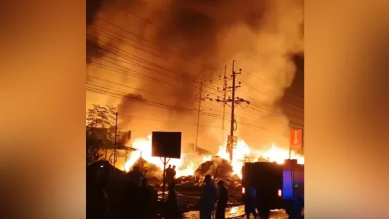 গাজীপুরে গভীর রাতে আগুনে পুড়ল মসজিদ, দোকানপাট ও গুদাম