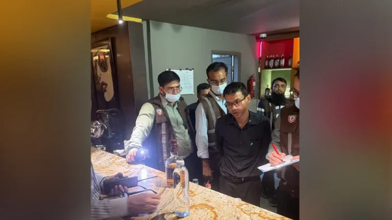 গুলশানের কিংফিশার রেস্তোরাঁয় অভিযান, বিপুল পরিমাণ অ্যালকোহল জব্দ