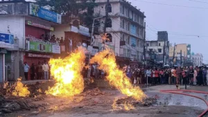 ছাতকে গ্যাসলাইন লিকেজ হয়ে সড়কে আগুন