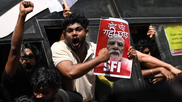 দিল্লিতে সিইসির পদত্যাগ দাবিতে বিক্ষোভ, আটক ৫০০