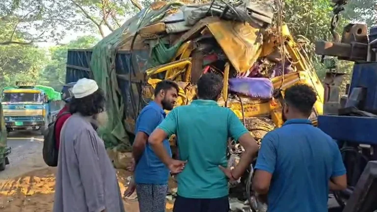 নাটোরে বাস-ট্রাক সংঘর্ষে নিহত ১৪, আহত ২০