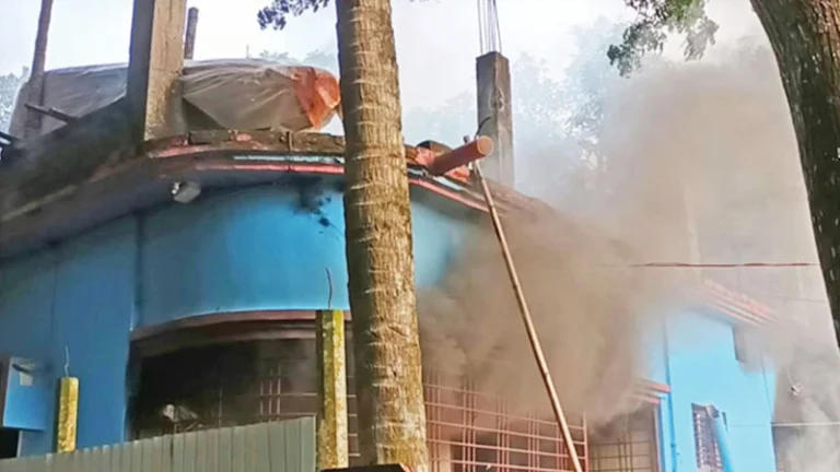 ভোরে তিন আসামি গ্রেপ্তার, দুপুরে তাদের বাড়িতে আগুন
