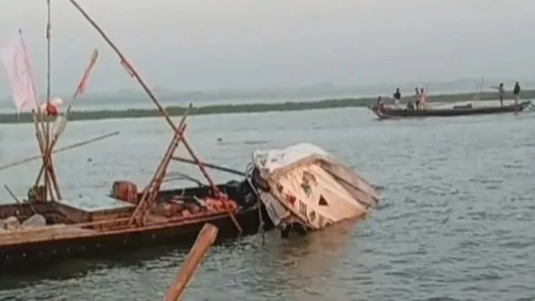 মেঘনায় জেলেদের ধাওয়া, ডুবে গেল নৌ-পুলিশের স্পিডবোট