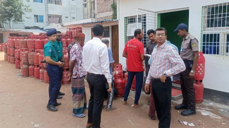 সরকারি দামে গ্যাস সিলিন্ডার বিক্রিতে অভিযান, ১৬ জেলায় ৩৯ প্রতিষ্ঠানকে জরিমানা