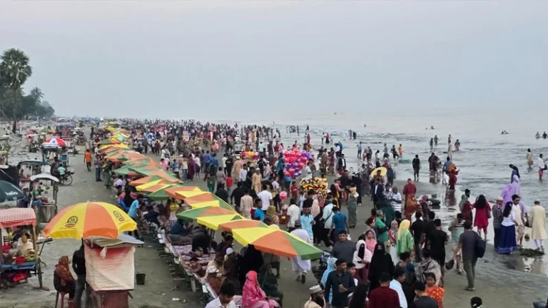 সৈকতে পর্যটকের ঢল